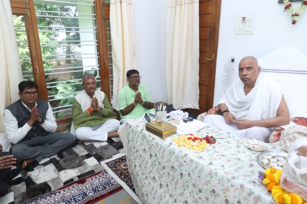 रायपुर : मुख्यमंत्री श्री विष्णु देव साय गुरु पूर्णिमा के अवसर पर रायगढ़ जिले के ग्राम बनोरा स्थित अघोर गुरु पीठ में गुरु दर्शन के लिए पहुंचे..