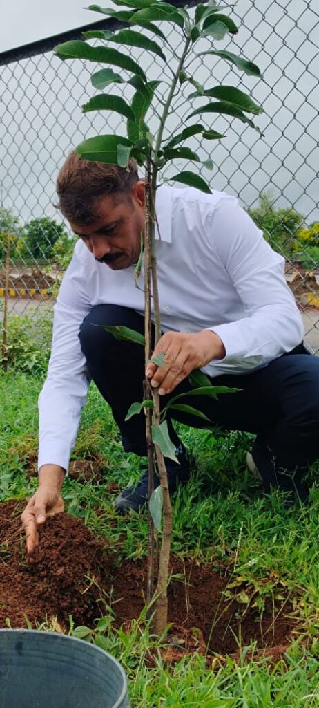 रायपुर : एक पेड़ माँ के नाम अभियान के तहत राज्य सूचना आयोग में किया गया वृक्षारोपण