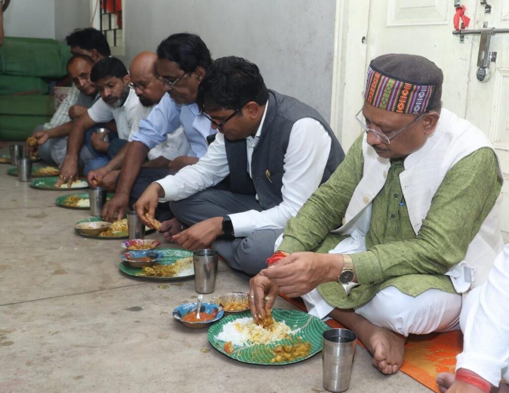 रायपुर : मुख्यमंत्री श्री विष्णु देव साय ने पंगत में बैठकर भंडारा प्रसाद ग्रहण किया