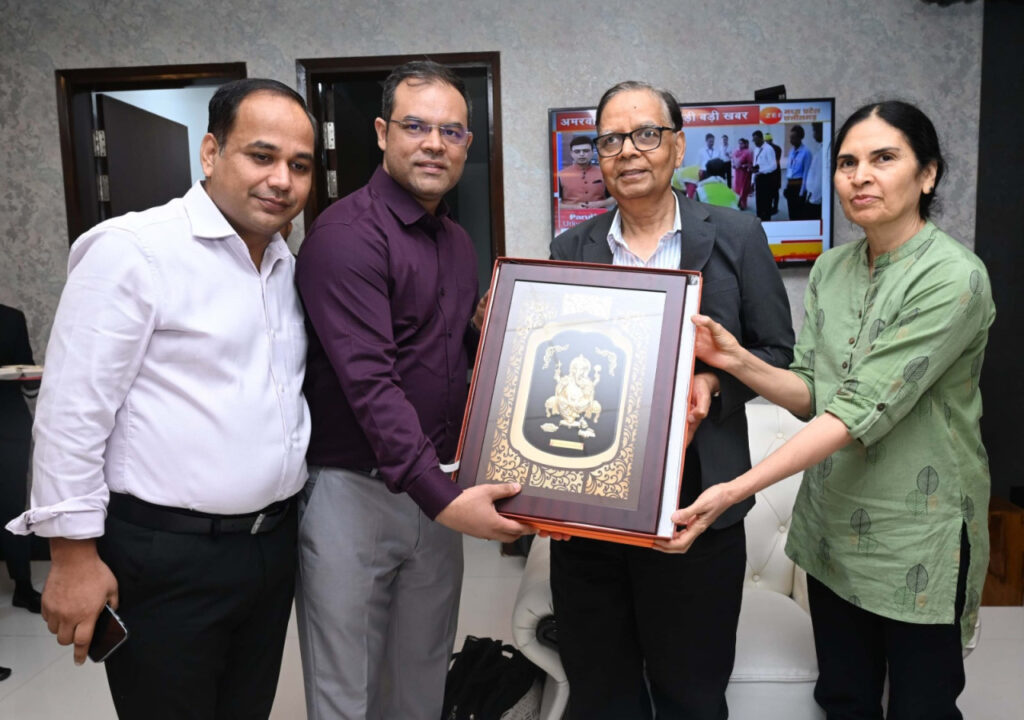 रायपुर : केंद्रीय वित्त आयोग के अध्यक्ष श्री अरविंद पनगढ़िया तथा वित्तआयोग के सदस्यों को स्वामी विवेकानंद विमानतल पर स्मृति चिन्ह भेंट कर दी गई बिदाई