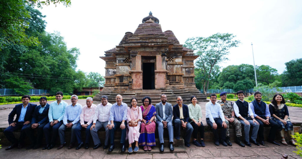 रायपुर : वित्त आयोग के अध्यक्ष डॉ. पनगढ़िया नारायणपाल मंदिर की वस्तुकला देखकर प्रभावित हुए