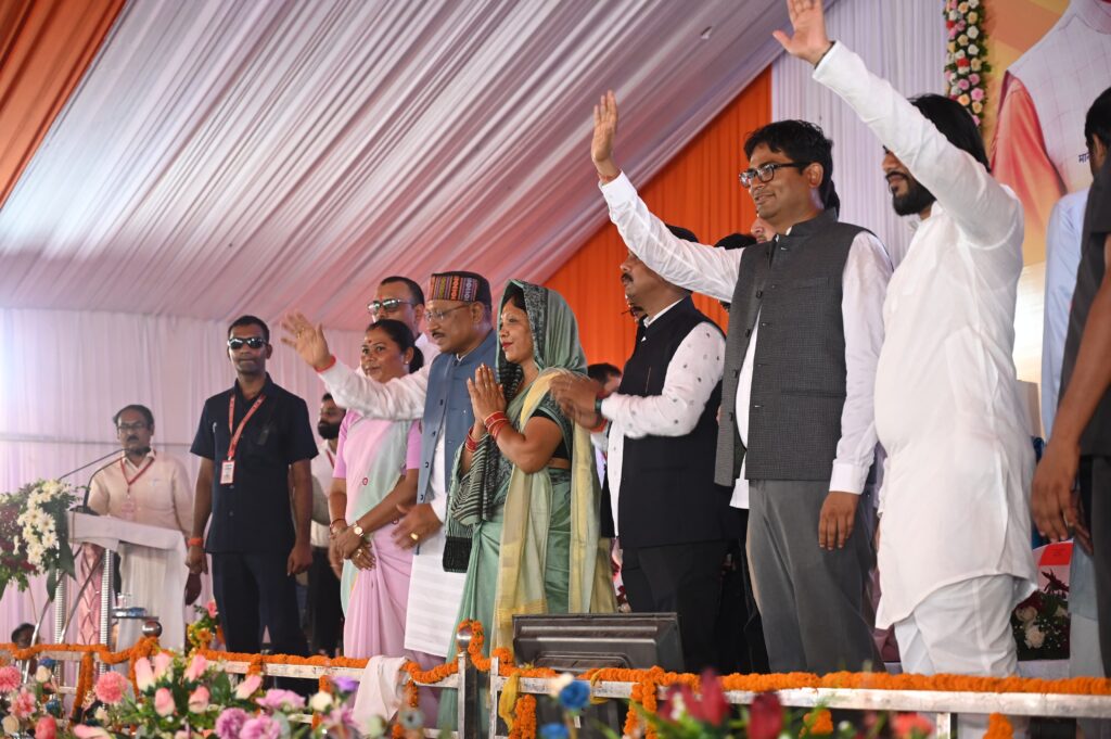 घर से गोबर लाकर लिपाई करते थे स्कूल की, छत की मरम्मत गांव वाले करते थे, अपने स्कूल पहुंचकर पुराने दिनों को याद किया मुख्यमंत्री ने, कहा शिक्षा से बहुत कुछ बदलता है