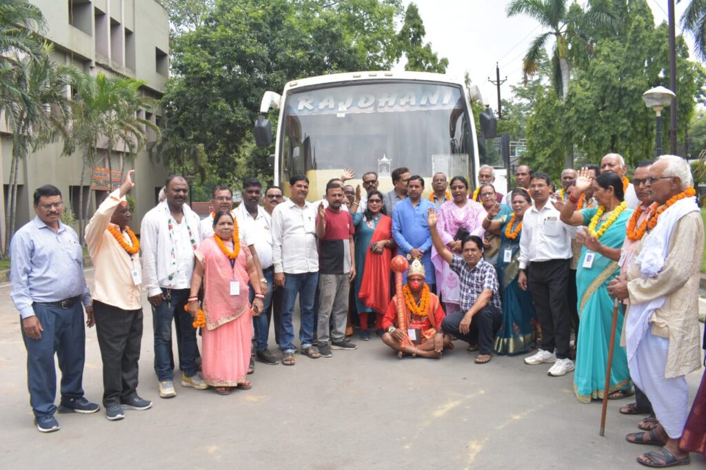 श्री रामलला दर्शन योजना : निगम ने जनप्रतिनिधियों ने तीर्थ यात्रियों की बस को अयोध्याधाम के लिए किया रवाना