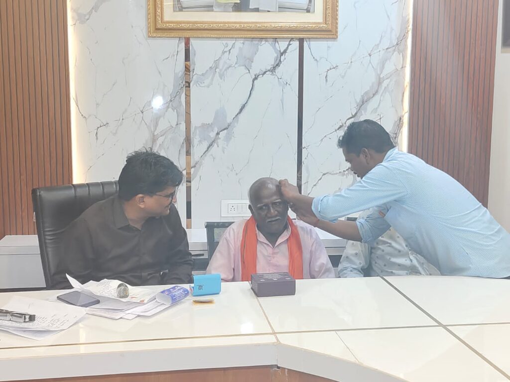 सीएम कैंप कार्यालय बगिया से महादेव को मिला श्रवण यंत्र, खुश होकर बुजुर्ग ने कहा अब वह हर रविवार सुनेगा “मन की बात”, मुख्यमंत्री विष्णुदेव साय का जताया आभार…