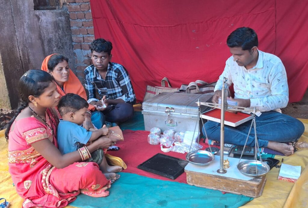 वंदना ने महतारी वंदन की राशि से बच्चे के लिए खरीदी लॉकेट