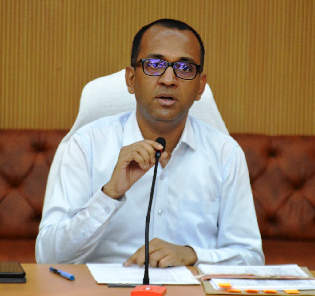 शिविर लगाकर विद्यार्थियों का जाति प्रमाण पत्र बनवाएं : कलेक्टर