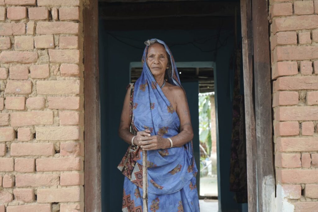 अब वृद्धा ध्वजा बाई को जरूरत के समय किसी से पैसे मांगने की नहीं पड़ती जरूरत  महतारी वंदन योजना की राशि से हो जाते हैं जरूरी काम