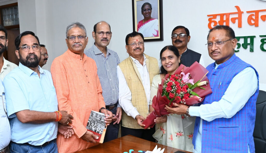 रायपुर : मुख्यमंत्री से छत्तीसगढ़ पिछड़ा वर्ग कल्याण आयोग के नवनियुक्त अध्यक्ष एवं सदस्यों ने की सौजन्य मुलाकात