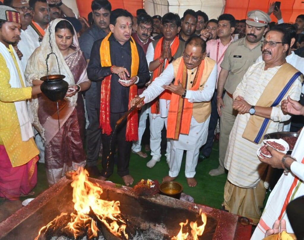 रायपुर : मुख्यमंत्री श्री विष्णुदेव साय रूद्रामहाभिषेक में शामिल हुए