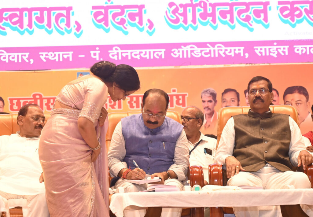 रायपुर : उप मुख्यमंत्री श्री अरुण साव ने डॉ. सरिता साहू द्वारा लिखित ‘छत्तीसगढ़ का सामाजिक, सांस्कृतिक एवं आर्थिक इतिहास’ पुस्तक का किया विमोचन