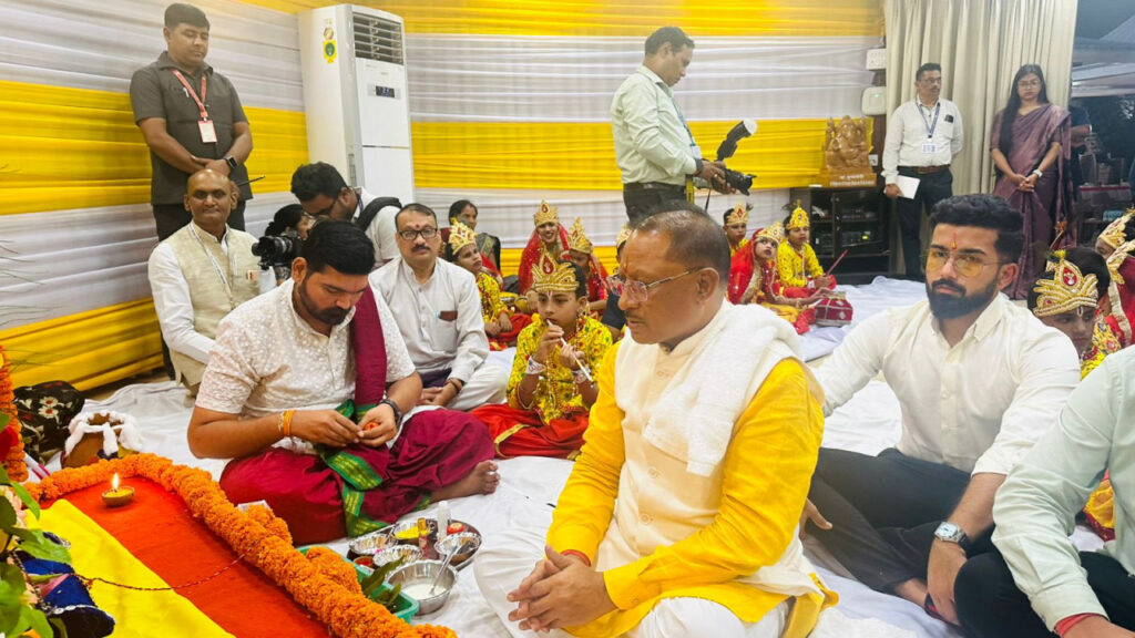 रायपुर : नन्हें राधा-कृष्णों की अठखेलियों से गुलजार हुआ मुख्यमंत्री निवास