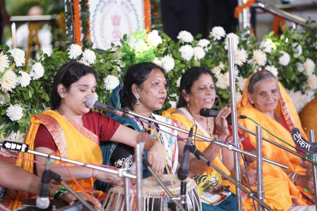 रायपुर : मुख्यमंत्री श्री साय की धर्मपत्नी श्रीमती कौशल्या साय, महिलाओं के दल के साथ सवनाही रामायण का कर रही हैं पाठ