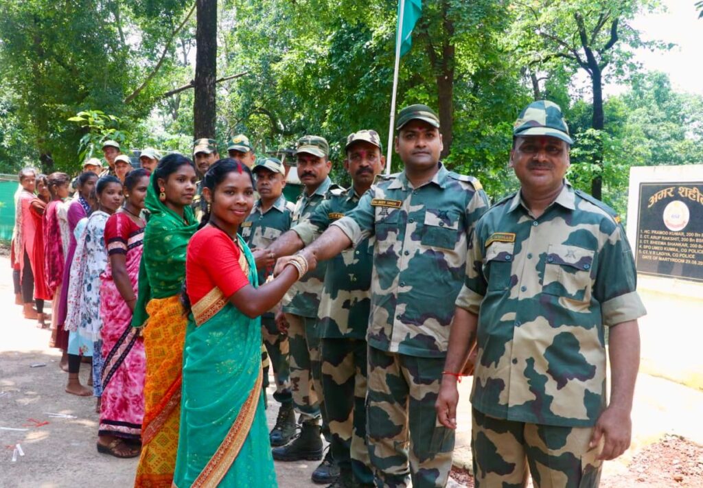 रायपुर : भाई-बहन के पवित्र रिश्ते का पर्व रक्षा बंधन: सुरक्षा बलों की कलाईयों पर बहनों ने बांधा रक्षा सूत्र
