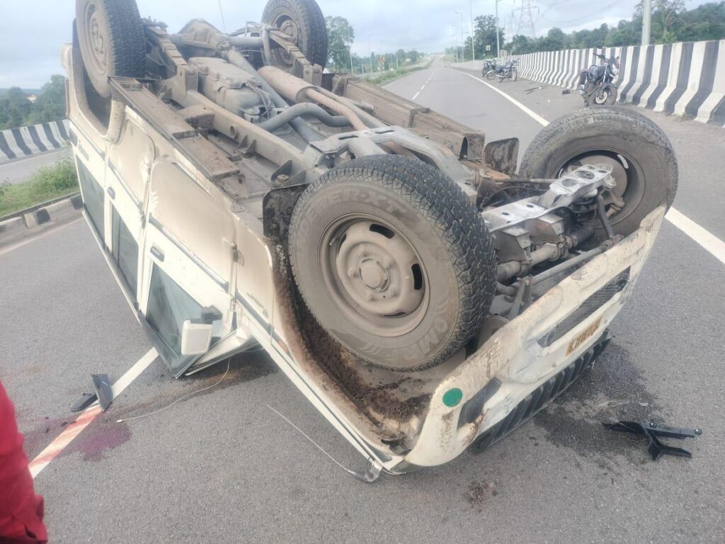 पुलिस की गाड़ी पलटी: मानिकपुर चौकी में तैनात हेड कांस्टेबल ​​​​​​​सहित 3 लोग घायल, चालक बिलासपुर रेफर…