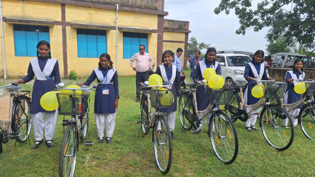 रायपुर : सरस्वती साइकिल योजना छात्राओं के लिए बनी वरदान