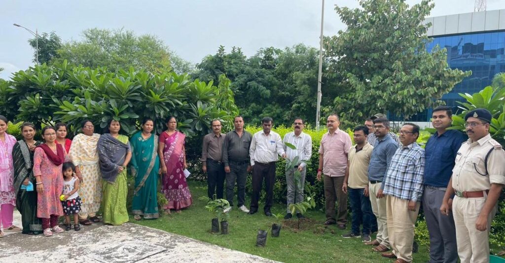 रायपुर : ‘एक पेड़ मां के नाम’ पर जेल मुख्यालय नवा रायपुर में किया गया वृक्षारोपण