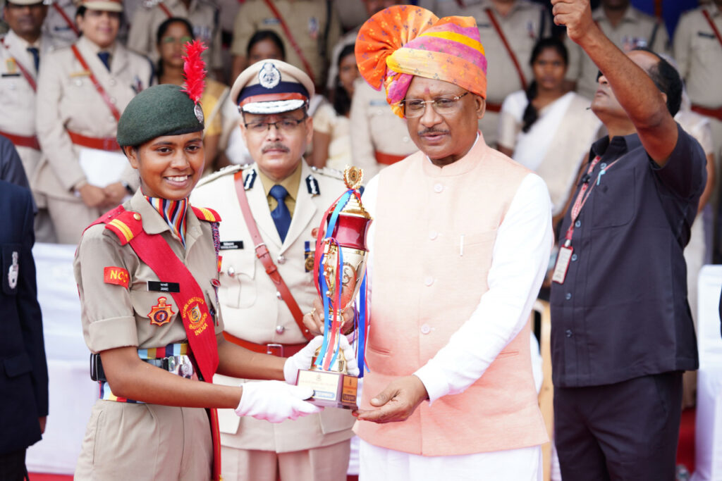 रायपुर : मुख्यमंत्री श्री विष्णु देव साय ने आज आकर्षक मार्च पास्ट के लिए केन्द्रीय औद्योगिक सुरक्षा बल को प्रथम पुरस्कार प्रदान किया