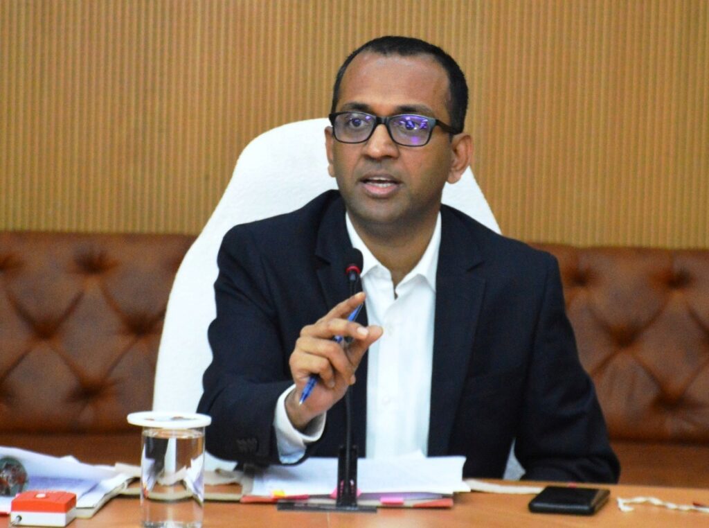 कोरबा : कलेक्टर ने समय-सीमा की बैठक में विभागीय कामकाज की समीक्षा की