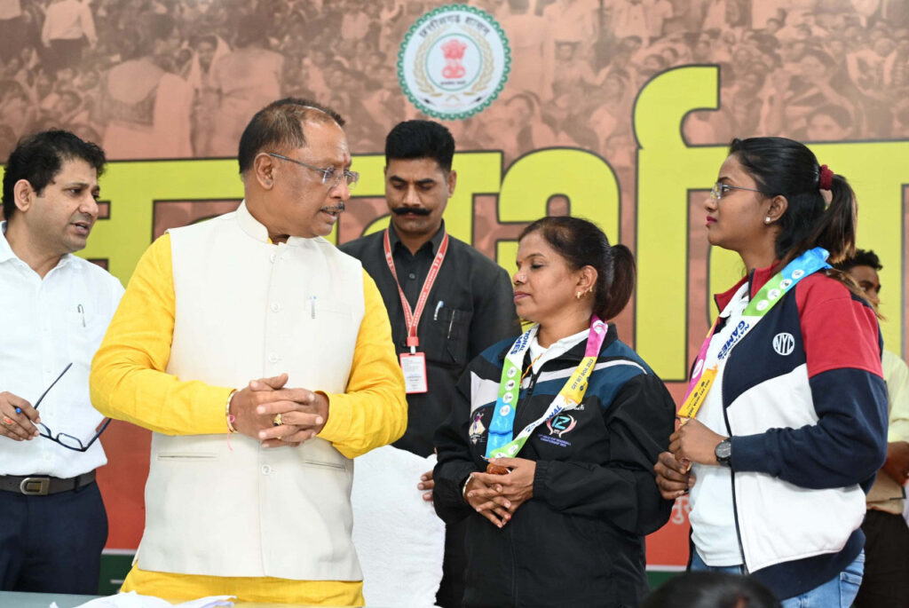 रायपुर : जनदर्शन : मुख्यमंत्री श्री विष्णु देव साय से मिनी गोल्फ में कांस्य पदक विजेता खिलाड़ियों ने की सौजन्य मुलाकात