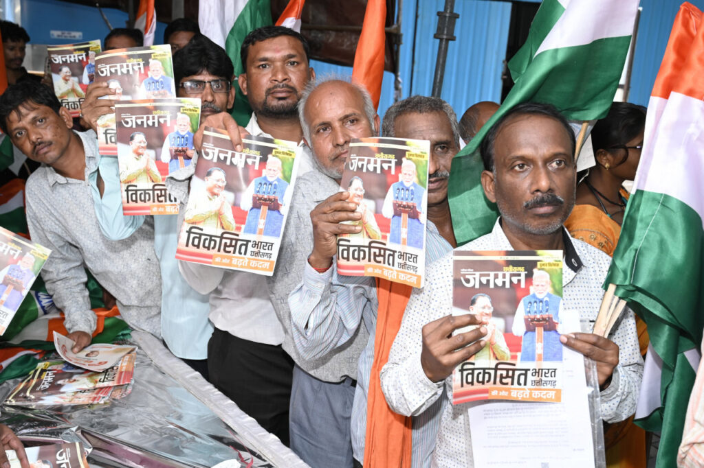 रायपुर : मुख्यमंत्री जनदर्शन में आए लोगों को मिल रही है योजनाओं की जानकारी