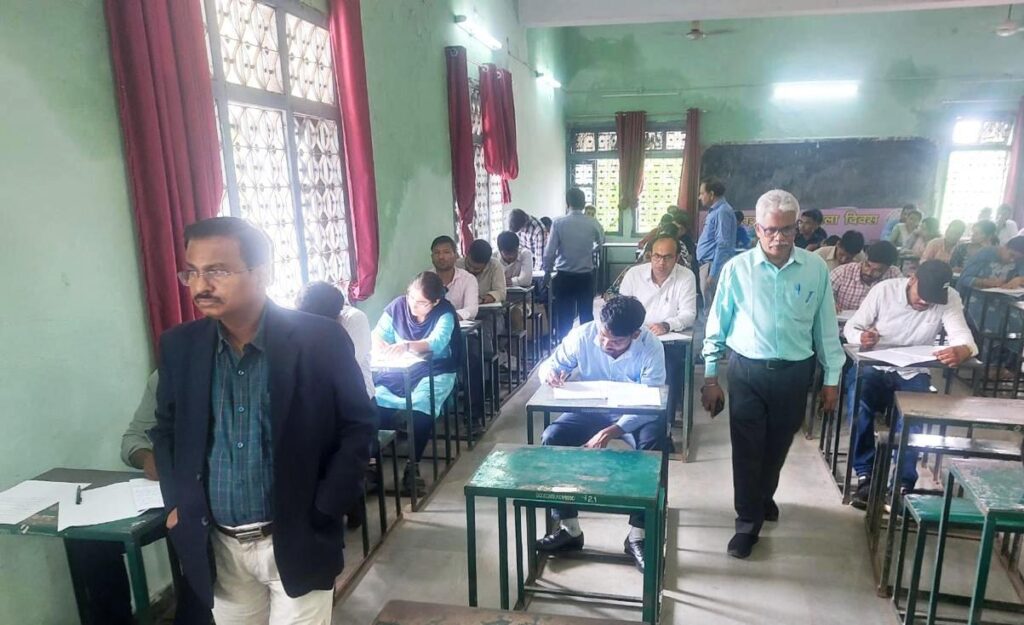 रायपुर : संभागायुक्त श्री कावरे ने किया विभागीय परीक्षा केंद्र का औचक निरीक्षण, ज़रूरी व्यवस्थाओं के दिये निर्देश