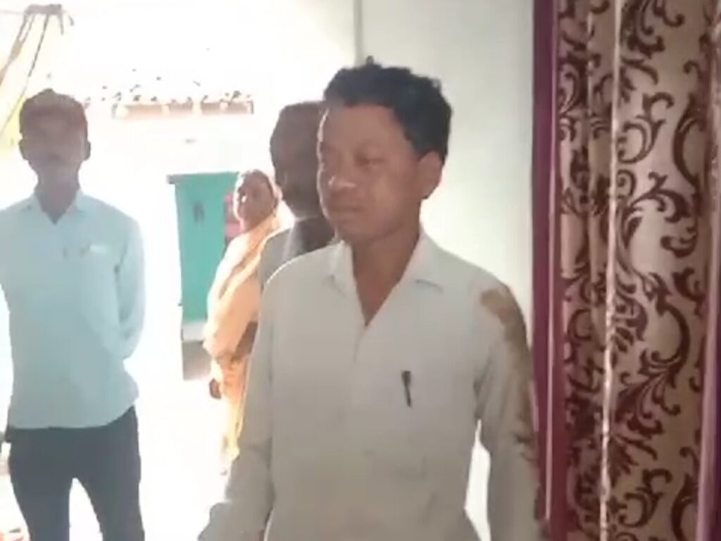स्वतंत्रता दिवस पर स्कूल जाने की जगह शराब पीकर घूमता रहा हेड मास्टर….कीचड़ में भी गिर पड़ा…