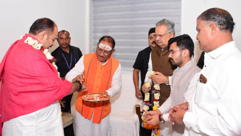 रायपुर : मुख्यमंत्री श्री विष्णु देव साय ने सुप्रसिद्ध कथावाचक पंडित श्री प्रदीप मिश्रा से की सौजन्य मुलाकात