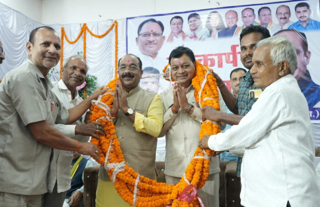 रायपुर : उपमुख्यमंत्री श्री अरुण साव ने पाली में मंगल भवन व महात्मा गांधी की प्रतिमा का किया लोकार्पण