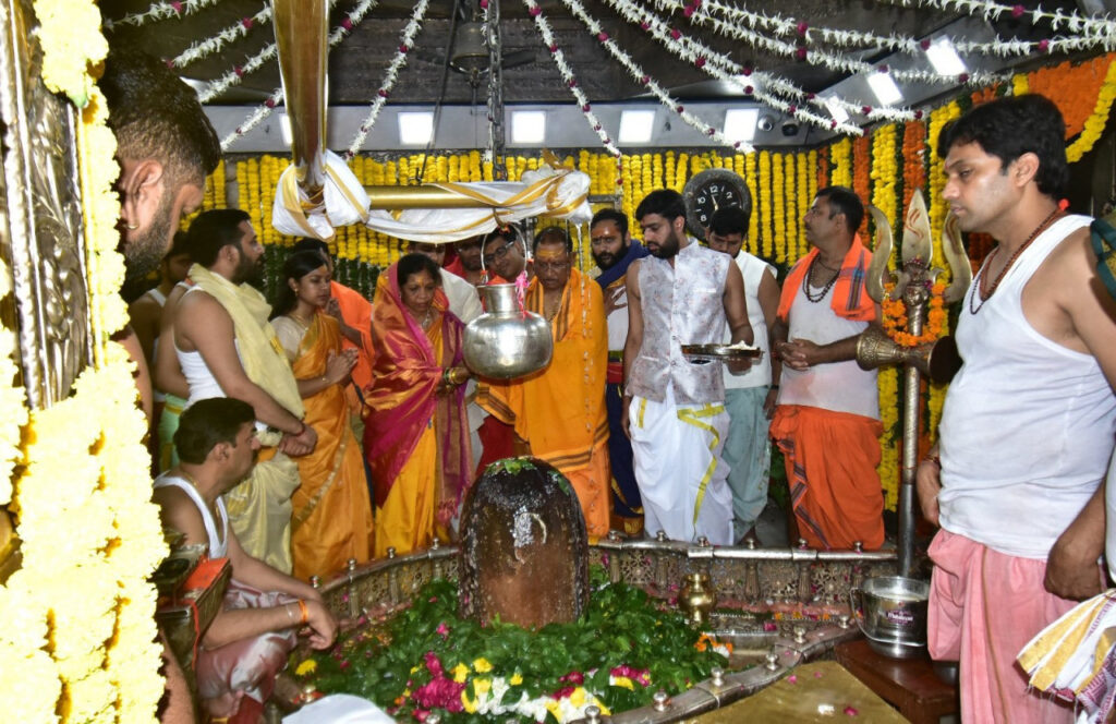 रायपुर : मुख्यमंत्री श्री साय ने सपरिवार श्री महाकालेश्वर के दर्शन कर प्रदेशवासियों के सुख-समृद्धि और खुशहाली की कामना की