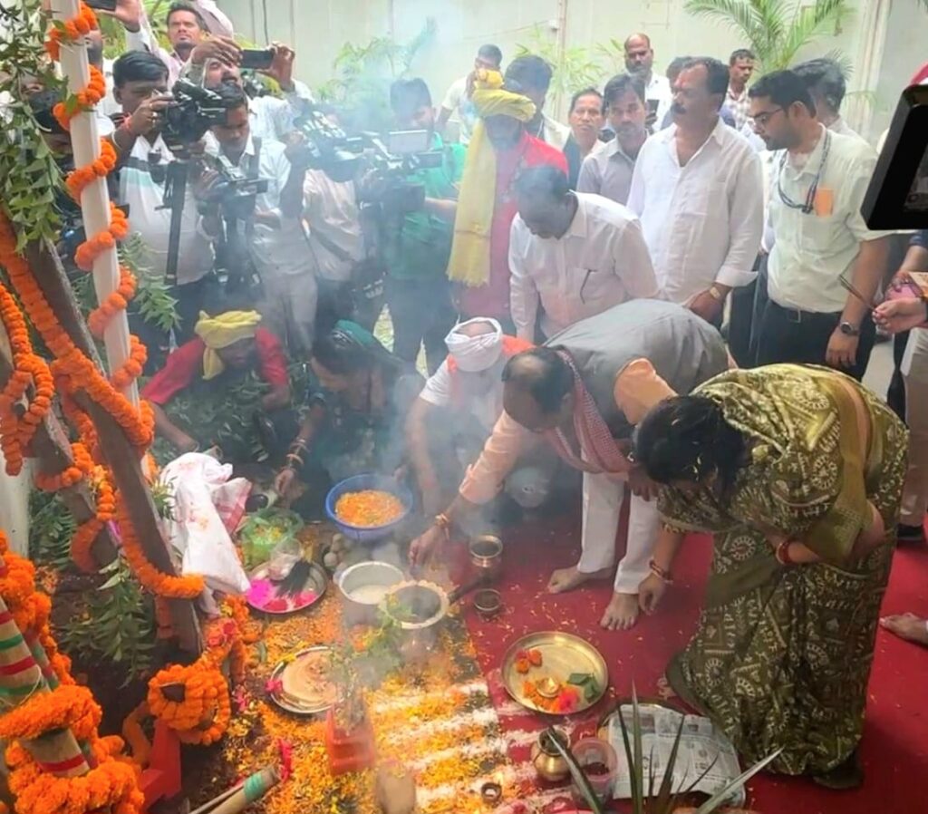 रायपुर : उप मुख्यमंत्री श्री अरुण साव ने हरेली पर कृषि औजारों और गेड़ी की पूजा की