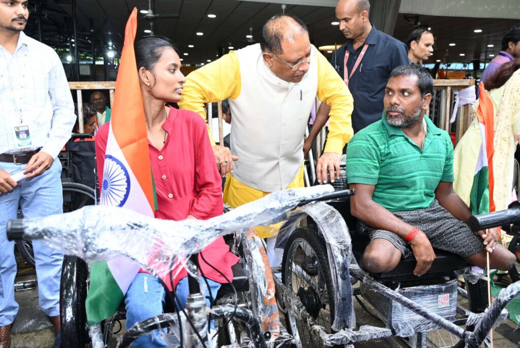 रायपुर : मुख्यमंत्री श्री विष्णुदेव साय के हाथों जनदर्शन कार्यक्रम में तीन दिव्यांगों को मिली बैटरी चलित ट्राई साइकिल