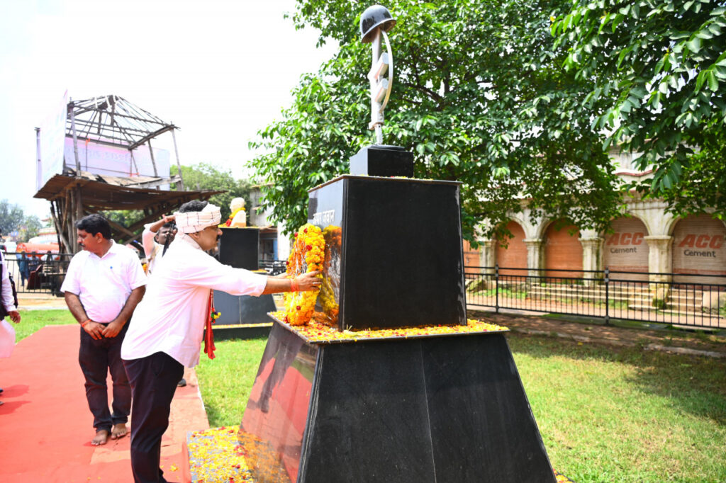 रायपुर : उप मुख्यमंत्री श्री विजय शर्मा ने शहीदों को किया माल्यार्पण