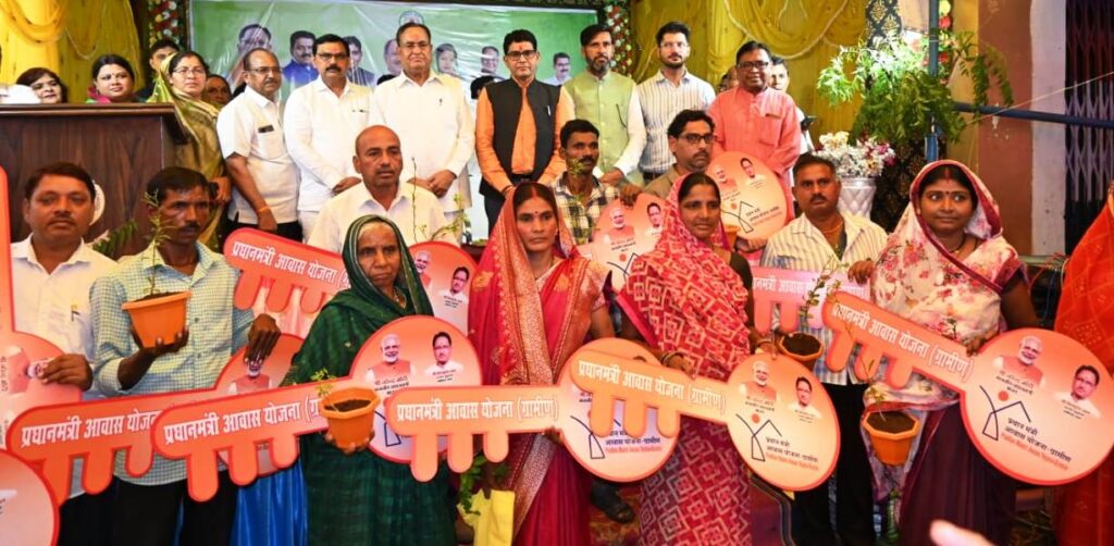 रायपुर : राजस्व मंत्री ने पीएम आवास के हितग्राही को कराया गृह प्रवेश