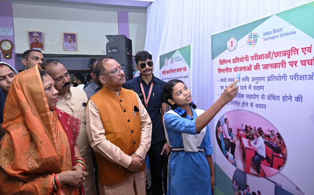 रायपुर : बच्चों ने मुख्यमंत्री को पोस्टर एक्सप्लेन कर दी ‘पालक-शिक्षक मीटिंग’ के एजेंडा की जानकारी