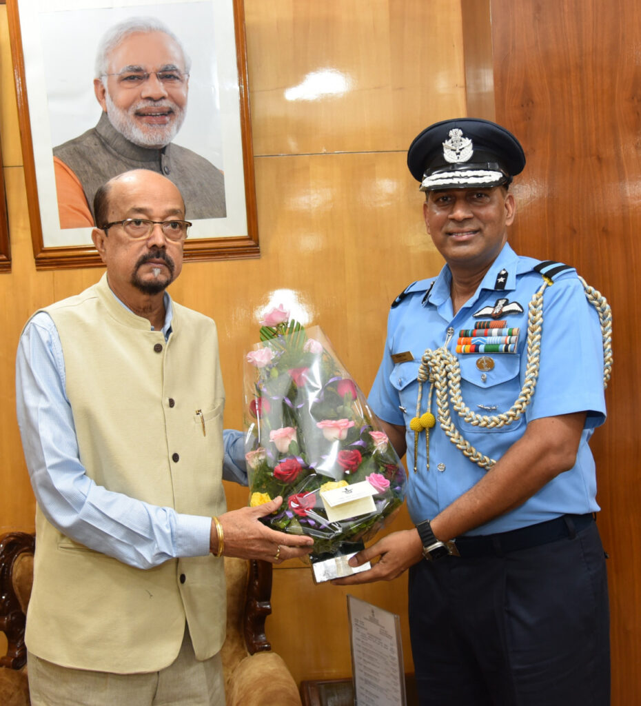 रायपुर : राज्यपाल श्री रमेन डेका से एयर कमोडोर ने की सौजन्य मुलाकात