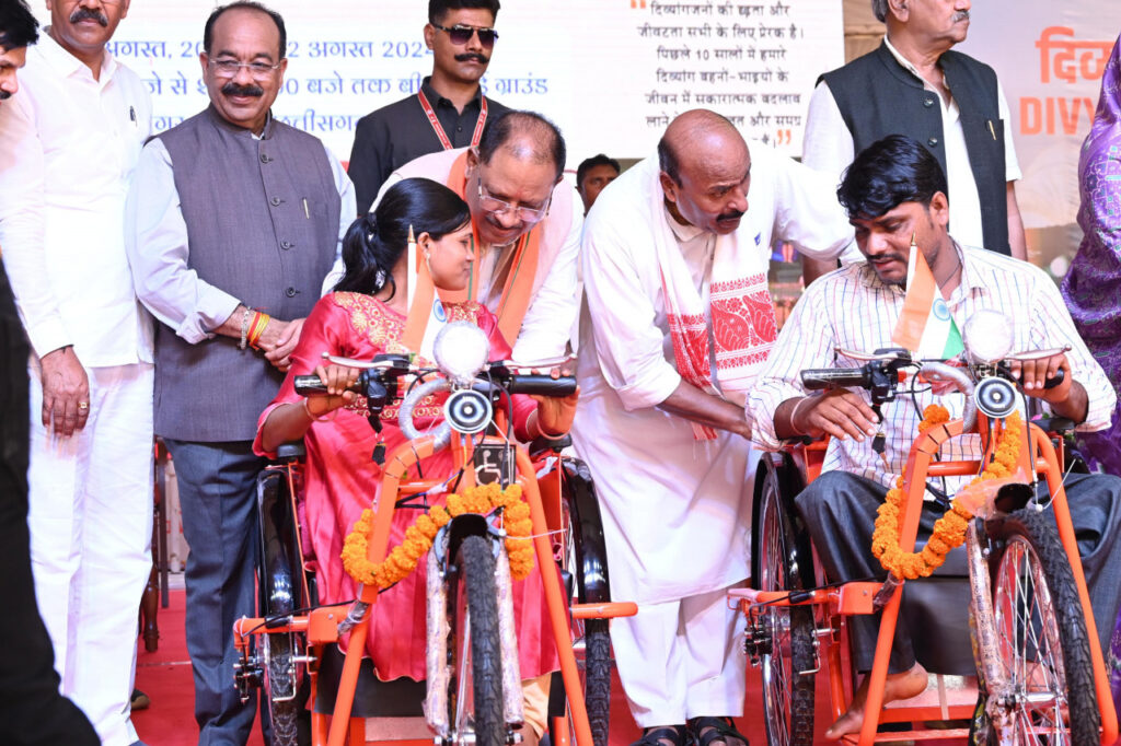 रायपुर : दिव्य कला मेले में दिव्यांगजनों को सहायक उपकरण एवं ऋण स्वीकृति पत्र किए गए वितरित