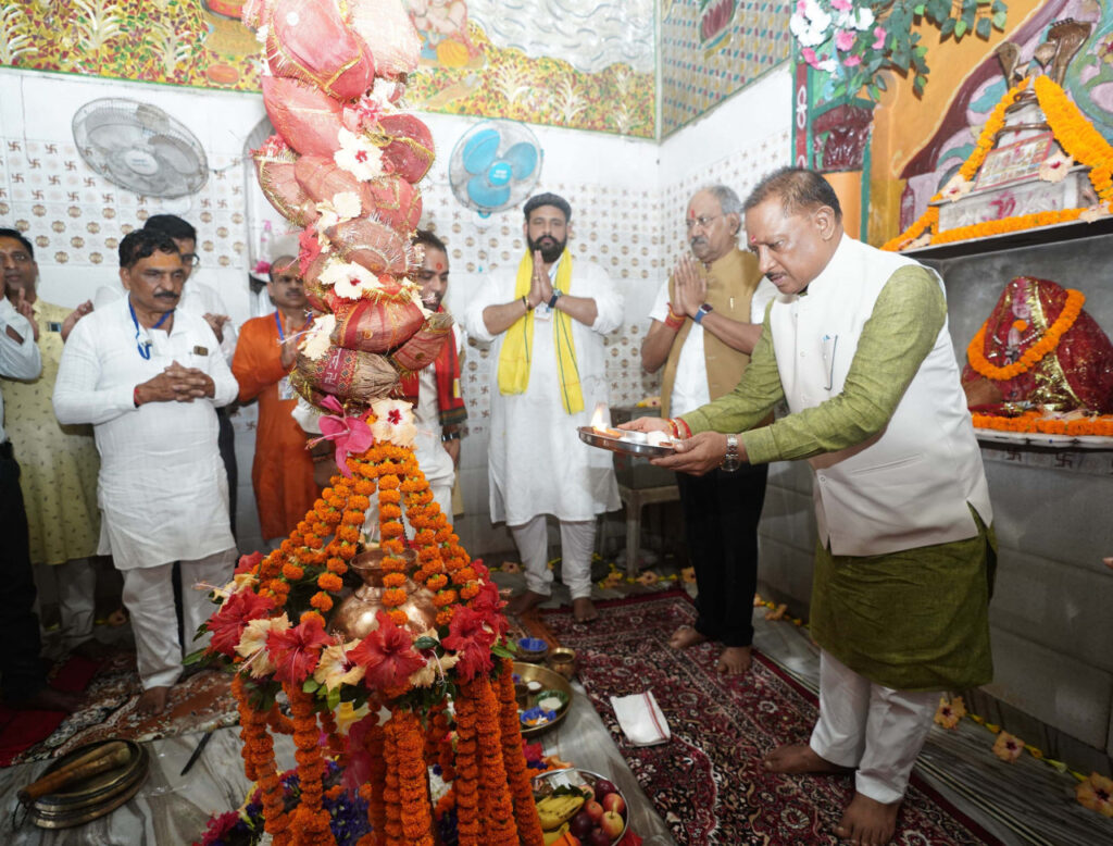 रायपुर : मुख्यमंत्री श्री साय ने किलकिला में भगवान शिव की पूजा-अर्चना कर प्रदेशवासियों की सुख-समृद्धि और खुशहाली की कामना की…
