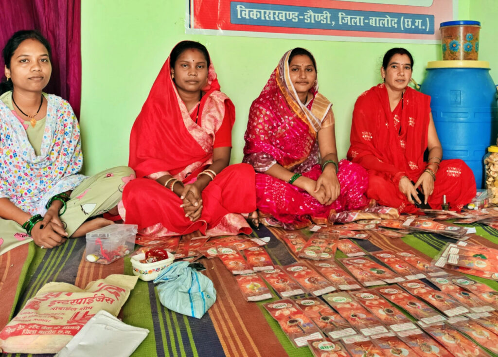 बालोद : रक्षाबंधन के पर्व पर आकर्षक राखियाॅ बना रही है कुमुड़कट्टा की महिलाएं