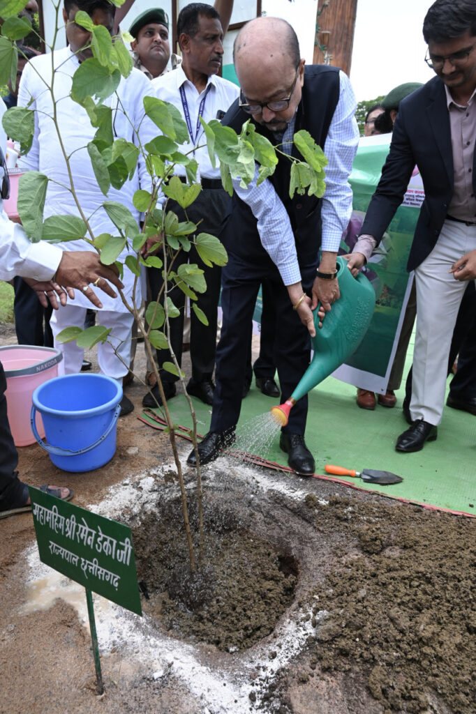 रायपुर : ‘एक पेड़ मां के नाम’ पर राज्यपाल श्री रमेन डेका ने लगाया कचनार का पौधा