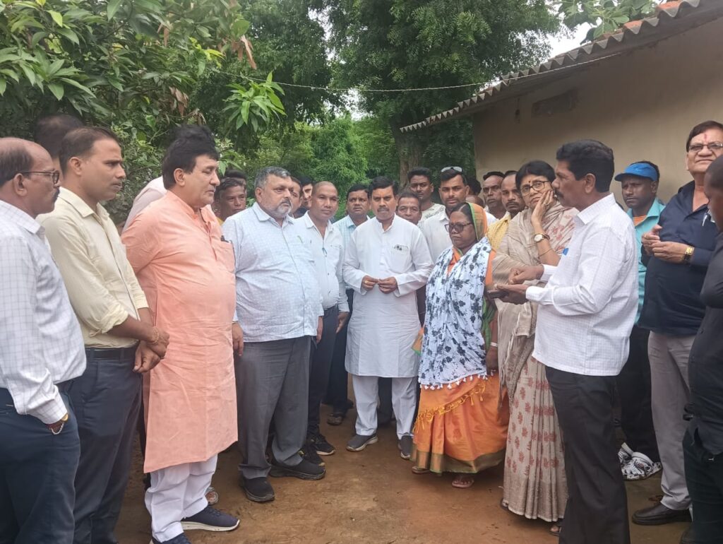 संसदीय क्षेत्र के ग्रामीण अंचलों मेें जनसंपर्क पर निकलीं सांसद