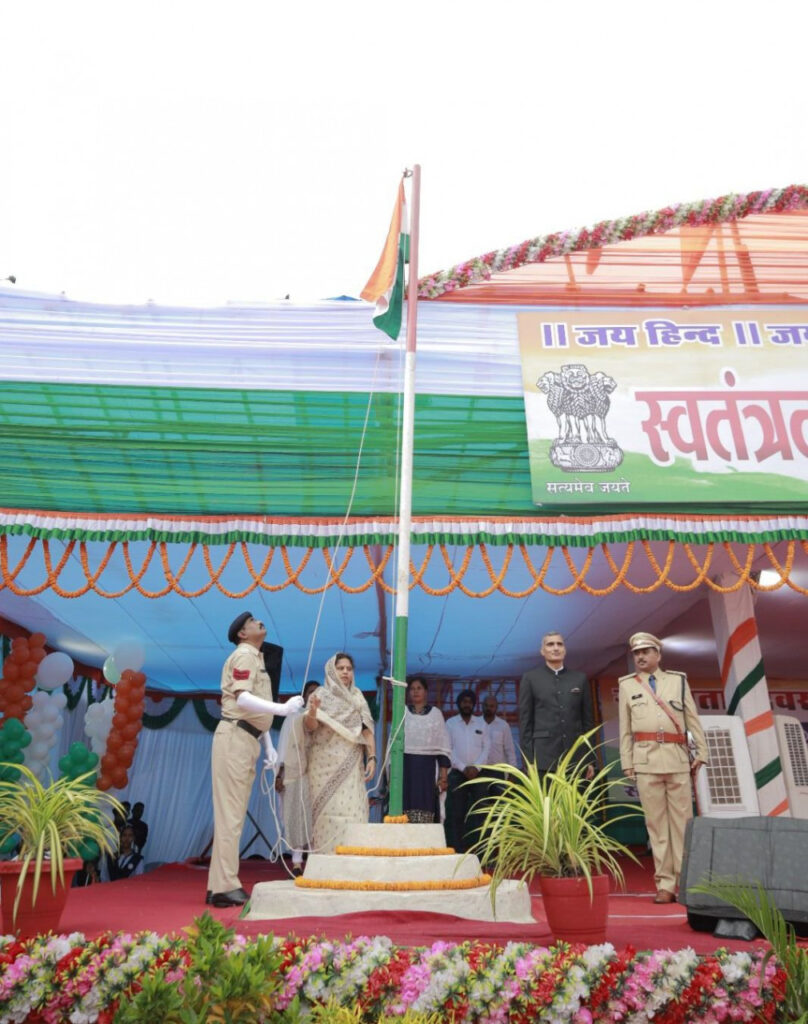 रायपुर : सांसद श्रीमती रूपकुमारी चौधरी ने ध्वजारोहण किया