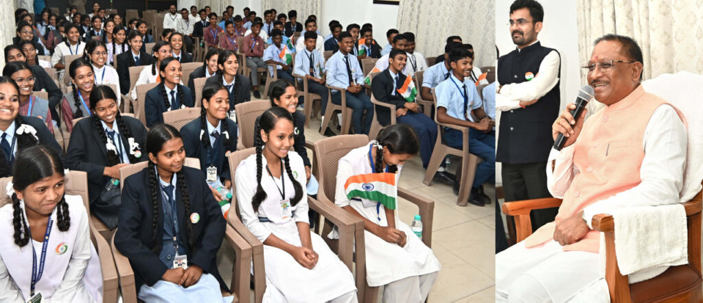रायपुर : हवाई यात्रा कर रायपुर पहुंचे बीजापुर के मेधावी विद्यार्थियों में आसमान छूने का हौसला