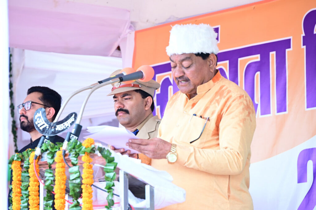 रायपुर : खाद्य मंत्री श्री दयालदास बघेल ने महासमुंद में किया ध्वजारोहण