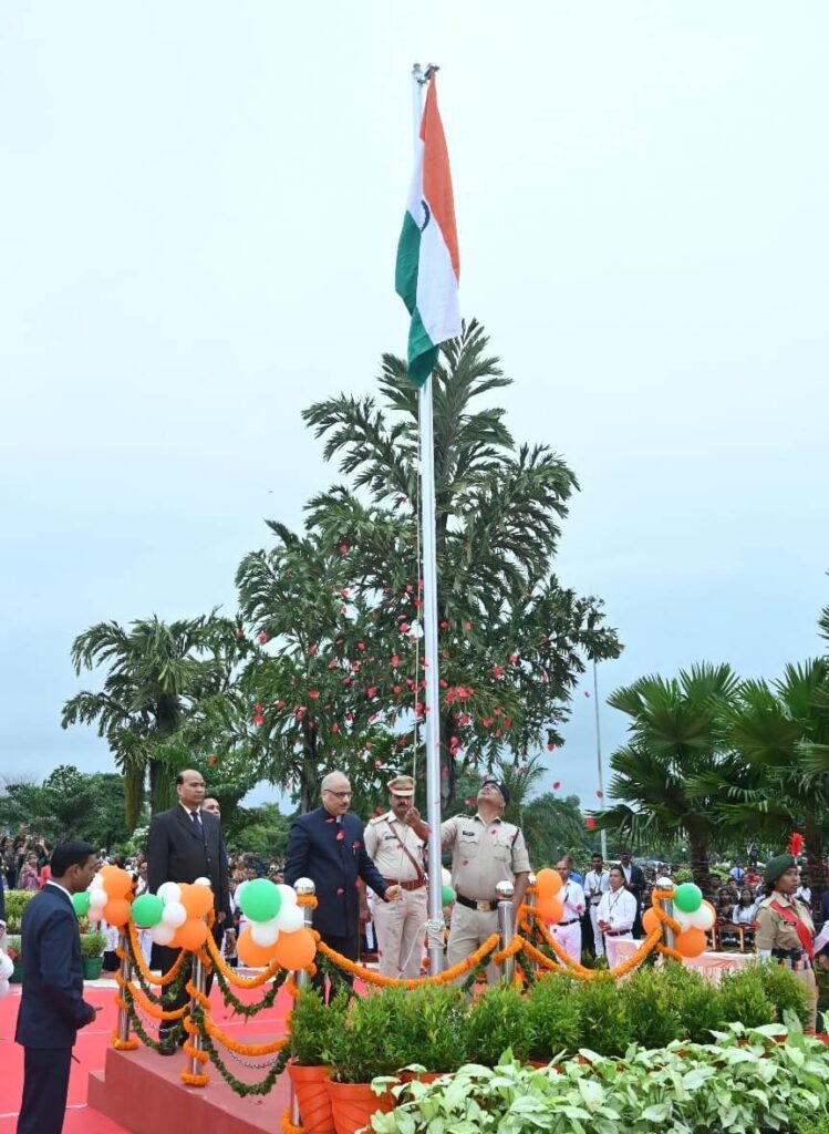 रायपुर : छत्तीसगढ़ उच्च न्यायालय में मुख्य न्यायाधीश ने किया ध्वजारोहण