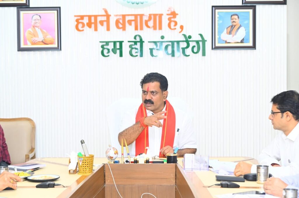 रायपुर : उपमुख्यमंत्री श्री विजय शर्मा ने भोरमदेव मंदिर रख-रखाव के संबंध में पुरातत्व विभाग के अधिकारियों के साथ की बैठक