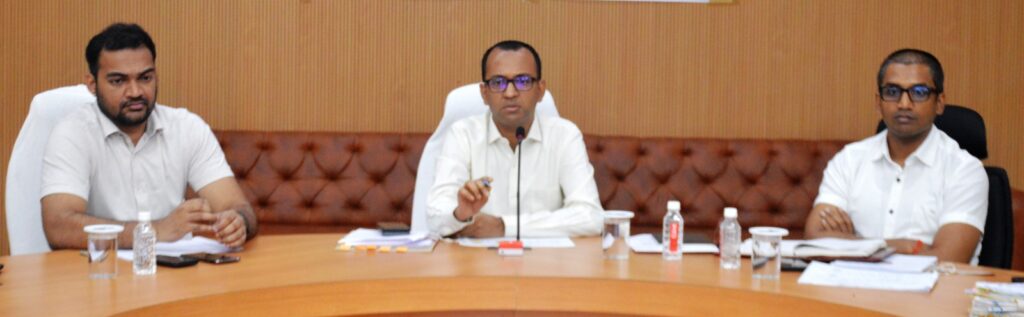 नक्शा बटांकन, किसान किताब वितरण सहित अन्य राजस्व प्रकरणों के निराकरण में लाएं तेजी : कलेक्टर