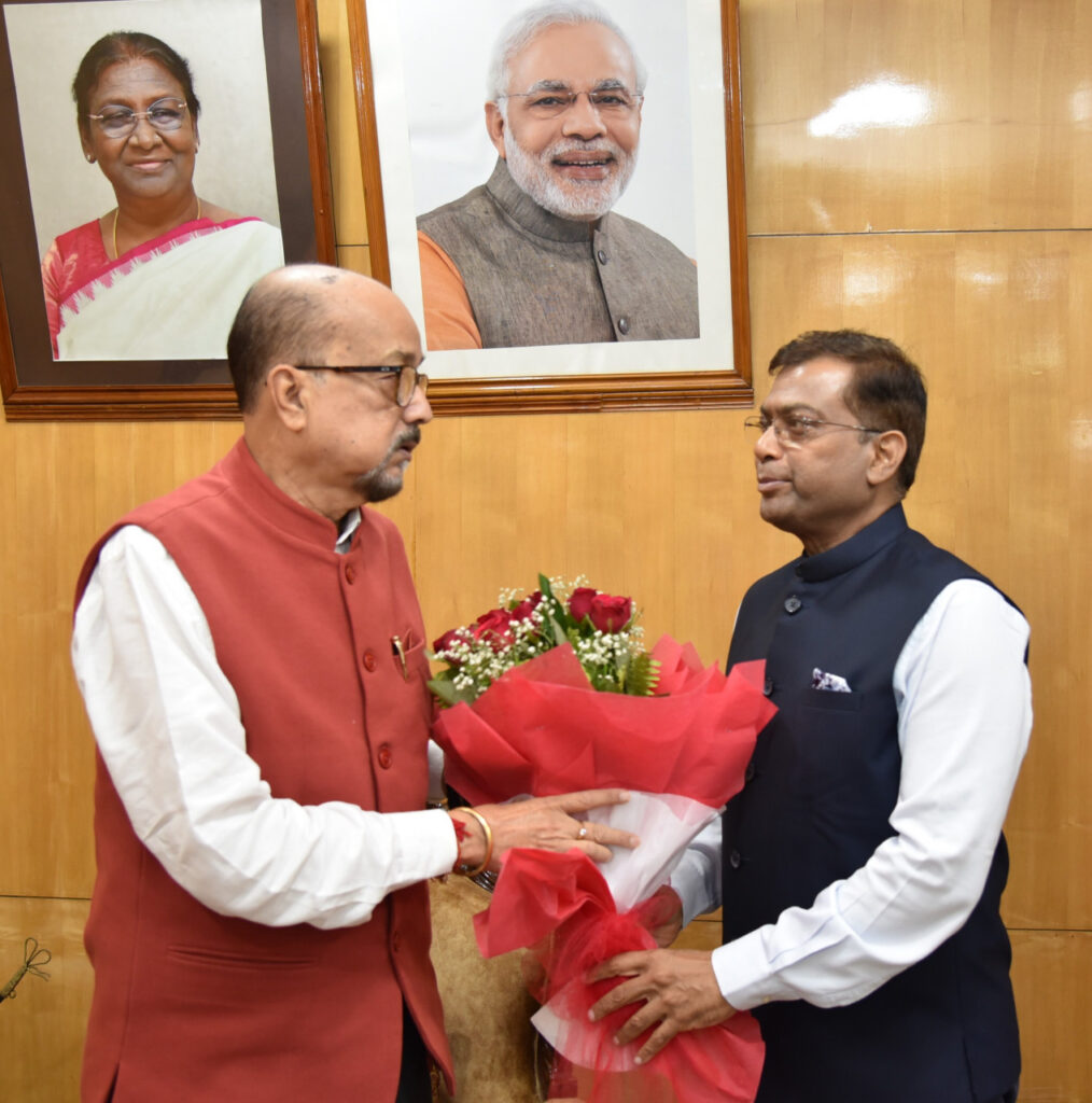 रायपुर : राज्यपाल श्री डेका से छत्तीसगढ़ राज्य निर्वाचन आयुक्त श्री सिंह ने की सौजन्य मुलाकात