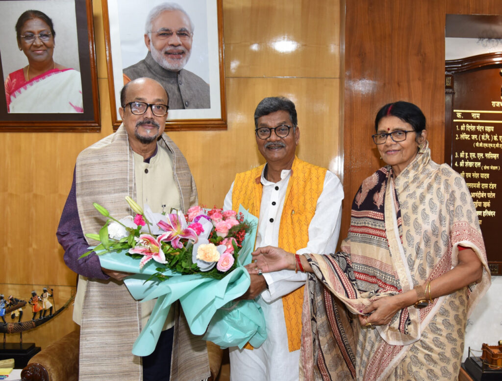 रायपुर : राज्यपाल श्री रमेन डेका से विधानसभा नेता प्रतिपक्ष श्री चरण दास महंत ने सौजन्य भेंट की