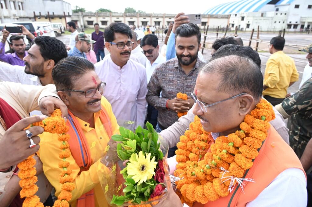 रायपुर : मुख्यमंत्री के पी.जी.कालेज हेलीपेड कबीरधाम पहुंचने पर हुआ आत्मीय स्वागत…