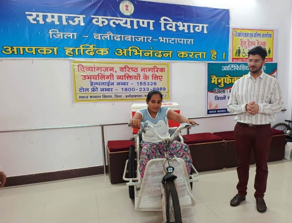 रायपुर : ओमकुमारी और सोनमती की राहें हुई आसान, डिवाइस और बैटरी चलित ट्राई सायकल
